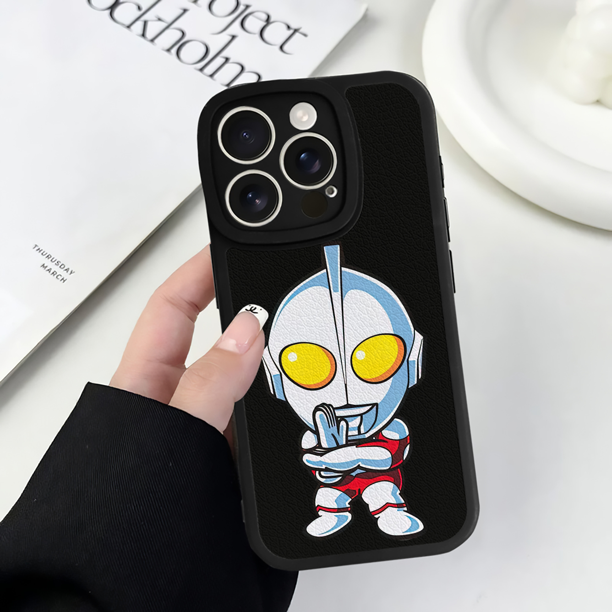 （画像用） ウルトラマン Ultraman 【iPhone 16シリーズ対応】シリコンスマホケース（レザー調） 材質：シリコン